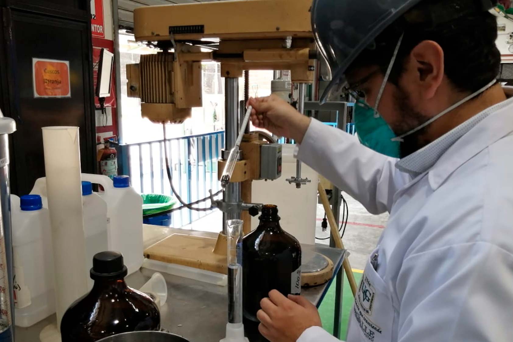 En UVG producimos alcohol-gel, un proceso tecnológico industrial con